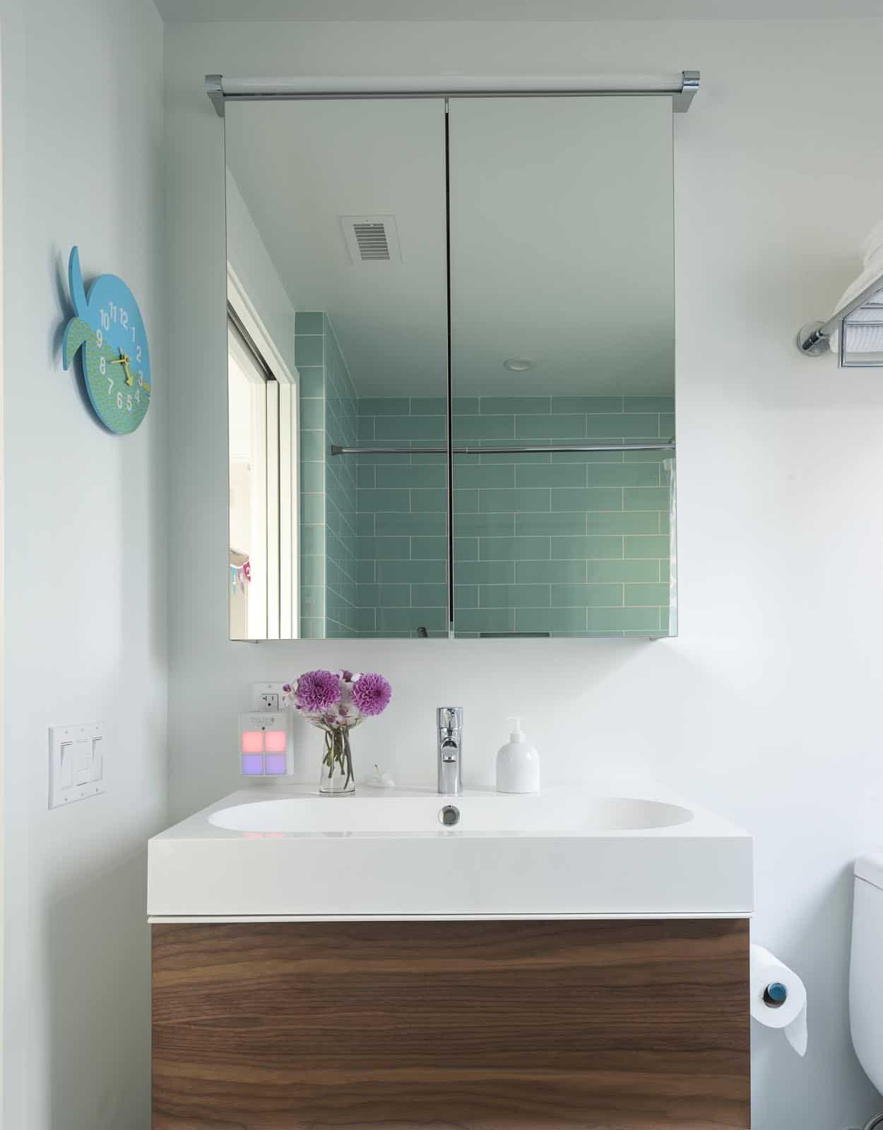 Connect 4L prefab home interior bath.